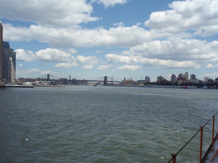 Blick auf die Brooklyn Bridge ...