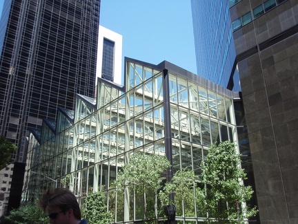 Ein Wintergarten gegenüber des Sony Buildings