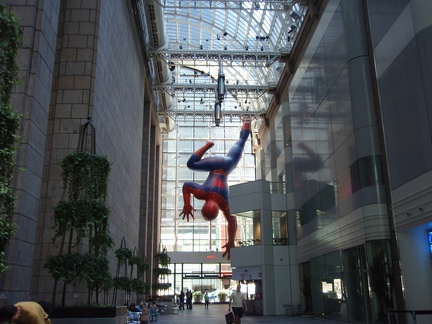 Sony Building von innen mit Spiderman
