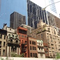 ältere Häuserfassaden spiegeln sich in moderner Hochhausfassade