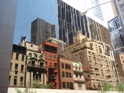 ältere Häuserfassaden spiegeln sich in moderner Hochhausfassade