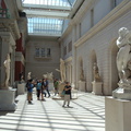 mehrere Statuen im Metropolitan Museum of Art