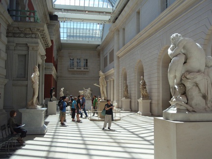 mehrere Statuen im Metropolitan Museum of Art