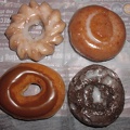 Krispy Kreme, Curler, Cinnamon Bun, Chocolate iced, Devils Food (l. oben-r. unten)