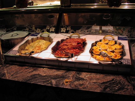 Paris Frühstücksbuffet, Miniquiches, Speck, Bratkartoffeln