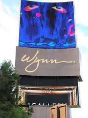 Wynn Logo (Bild wechselt jeweils, wenn der braune Balken hoch oder runter fährt)